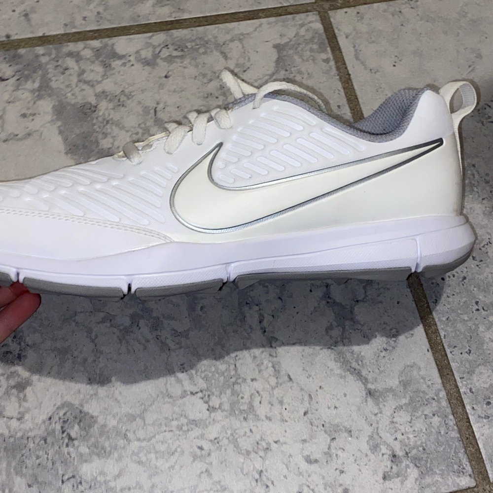 White Nike shoes. Size (8.5)
